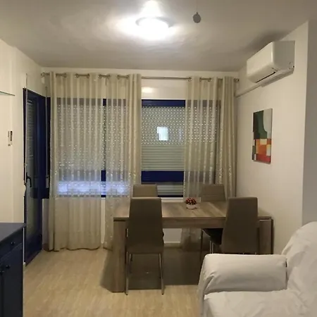 2-bedroom And Living Near Appartement